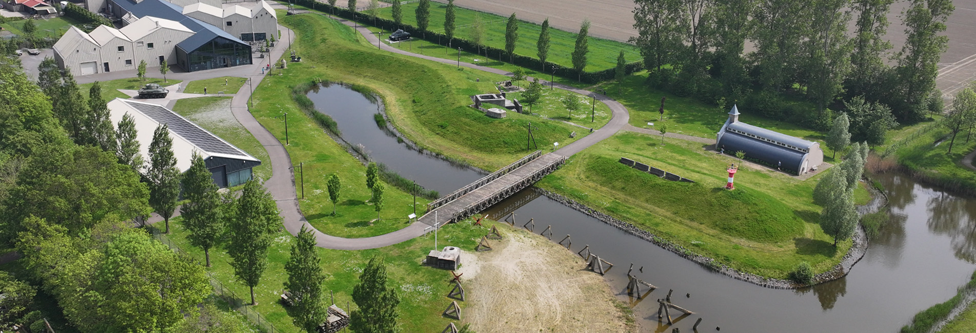 foto met het terrein van het Bevrijdingsmuseum vanuit de lucht