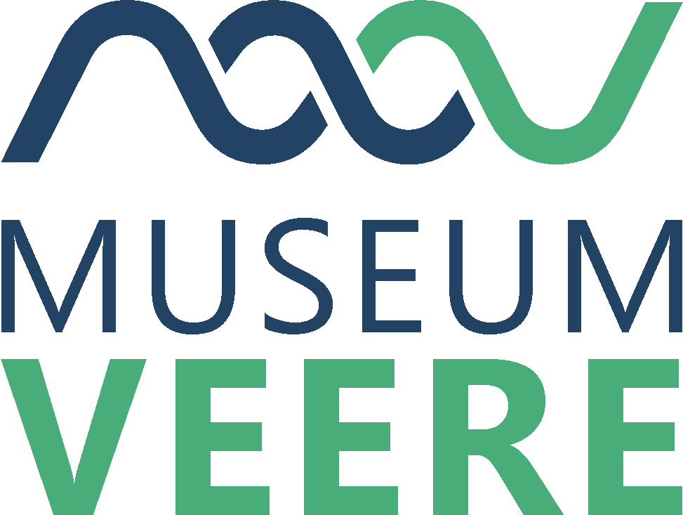 Het logo van Museum Veere bestaande uit twee blauwe en een groen golfje boven het blauwe woord museum, wat boven het groene, dikgedrukte woord, Veere staat.