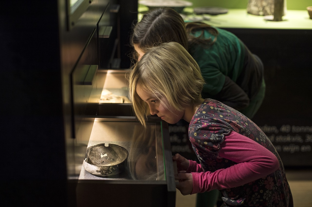 meisjes openen lade met objecten in Maritiem Muzeeum Zeeland