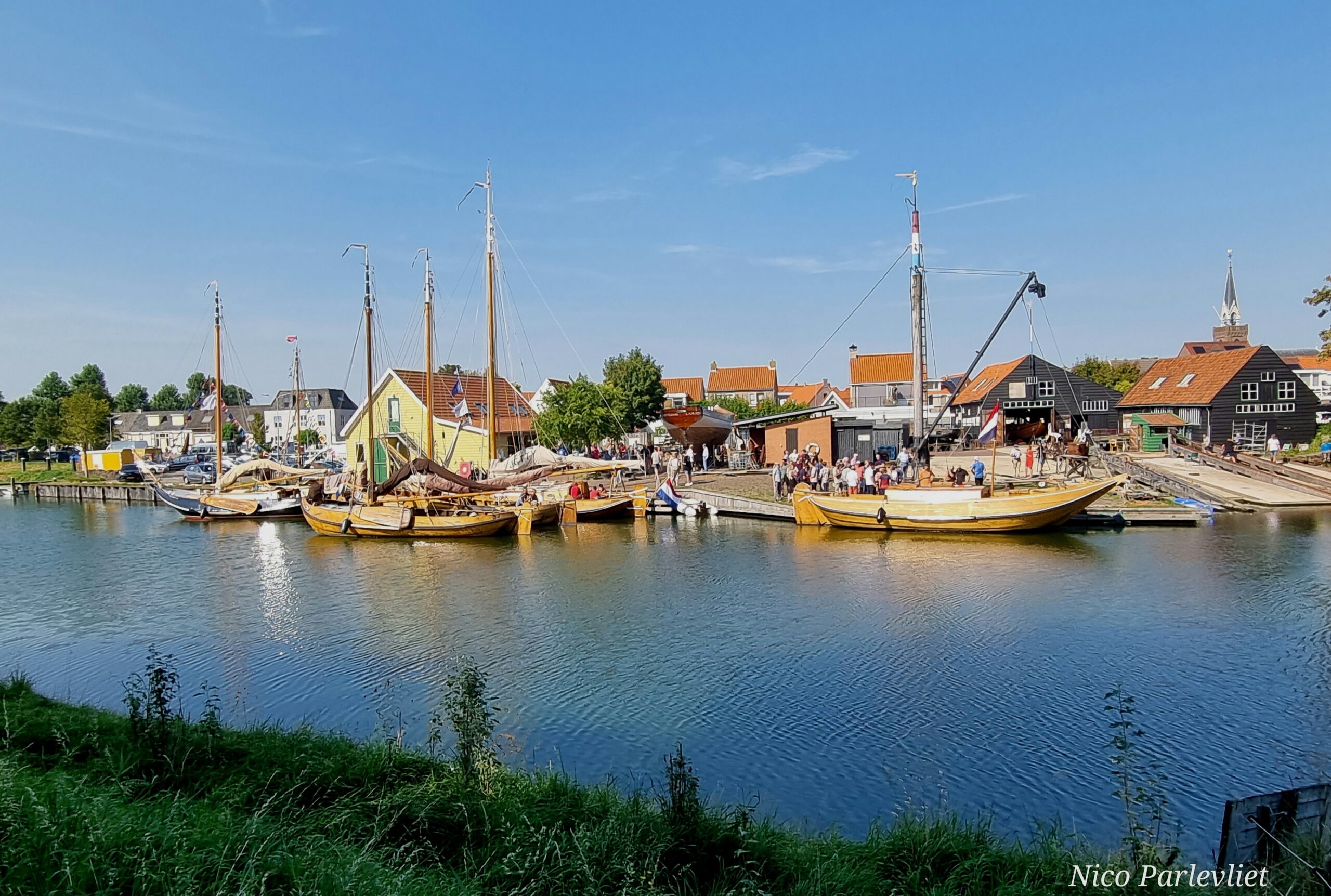 De scheepswerf in Arnemuiden met op de voorgrond meerdere hoogaarzen
