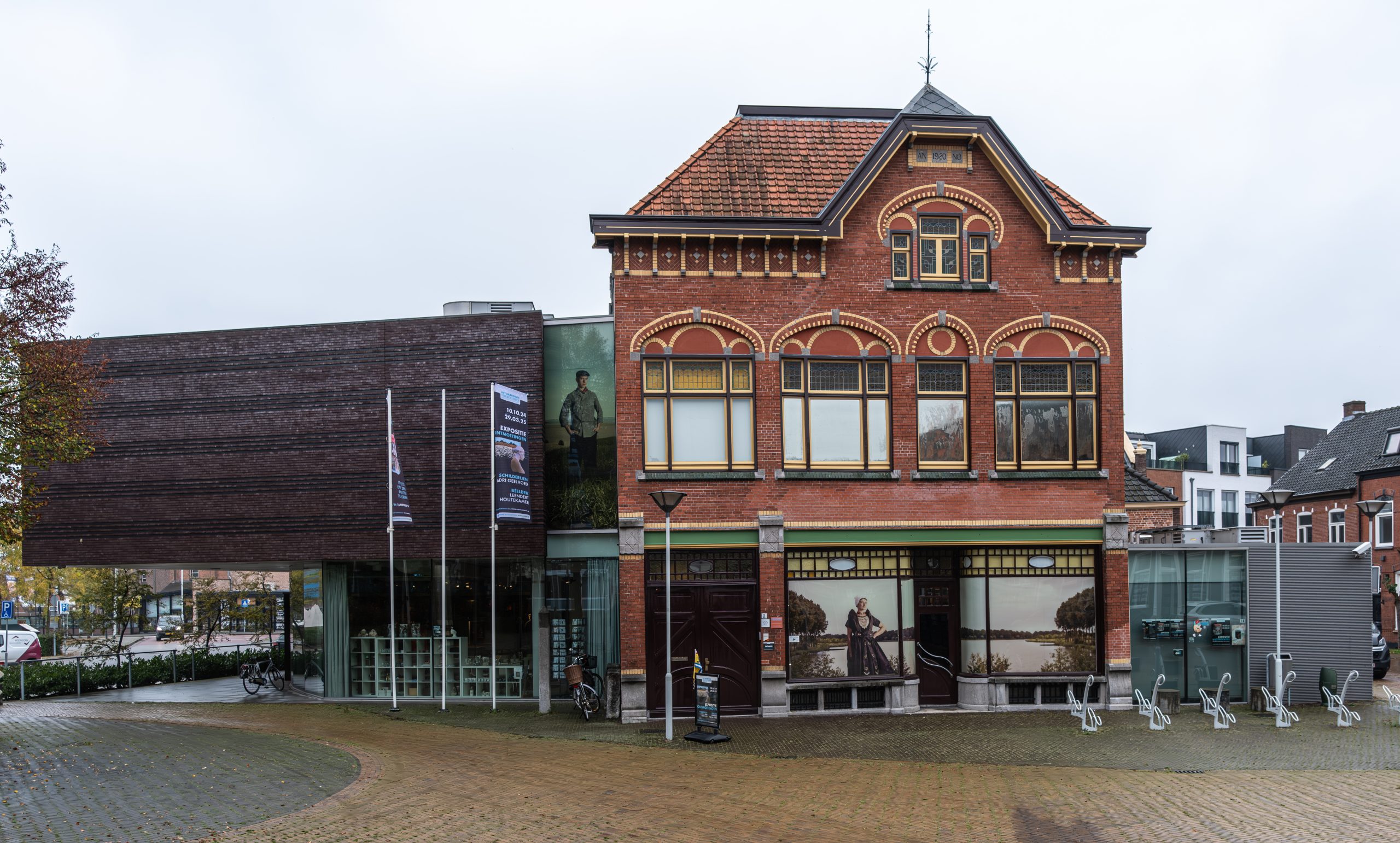 Voorzijde Museum Het Warenhuis gezien vanaf de Markt in Axel. Met rechts het voormalig winkelpand uit 1920 Rijksmonument en links de nieuwe aanbouw uit 2014.