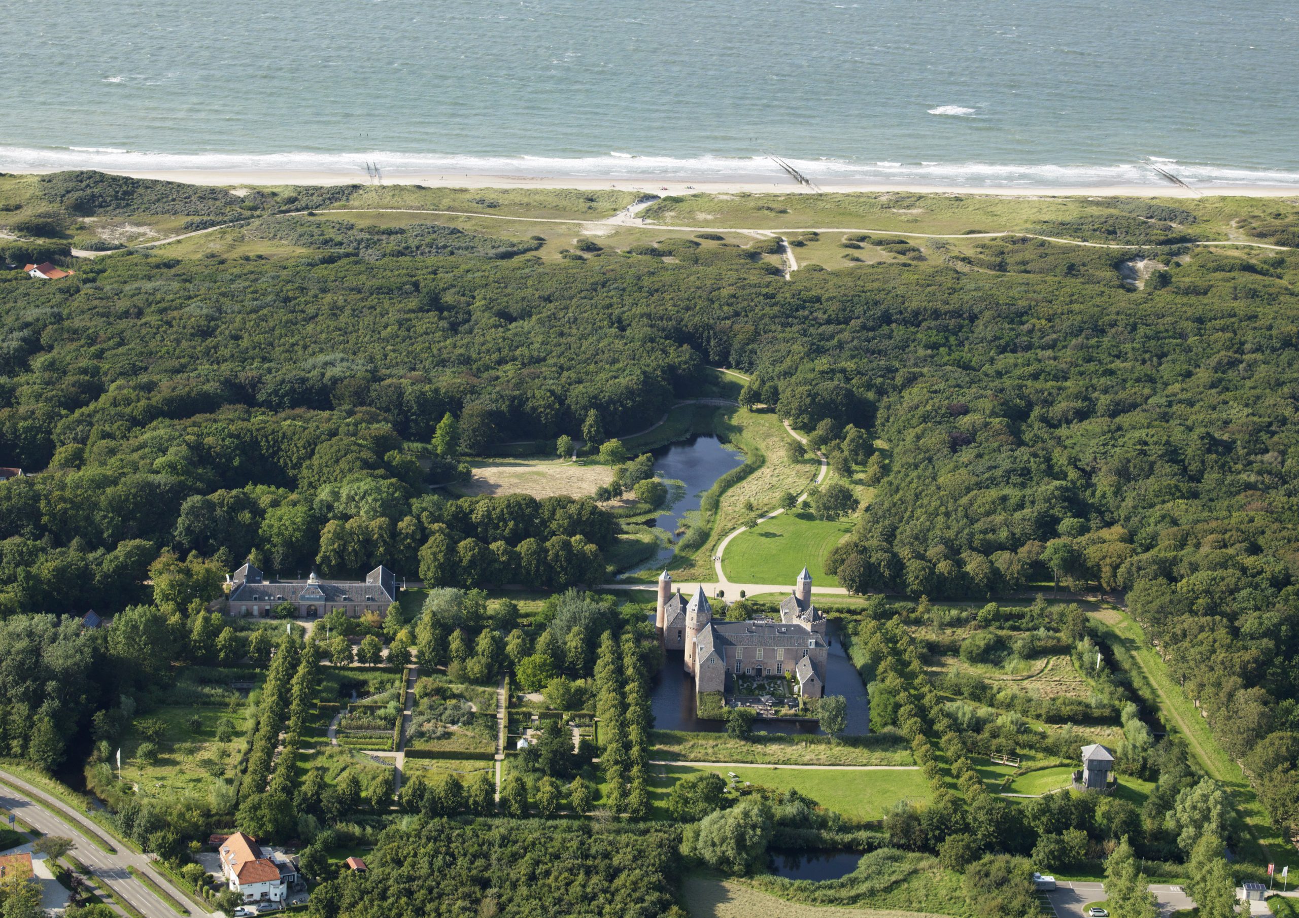 Terra Maris met Kasteel Westhove vanuit de lucht