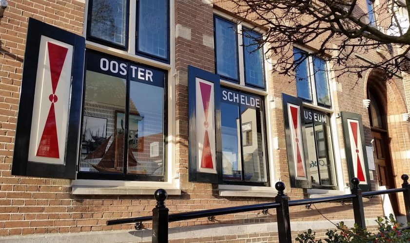 Voorzijde drie ramen OosterscheldeMuseum Yerseke.