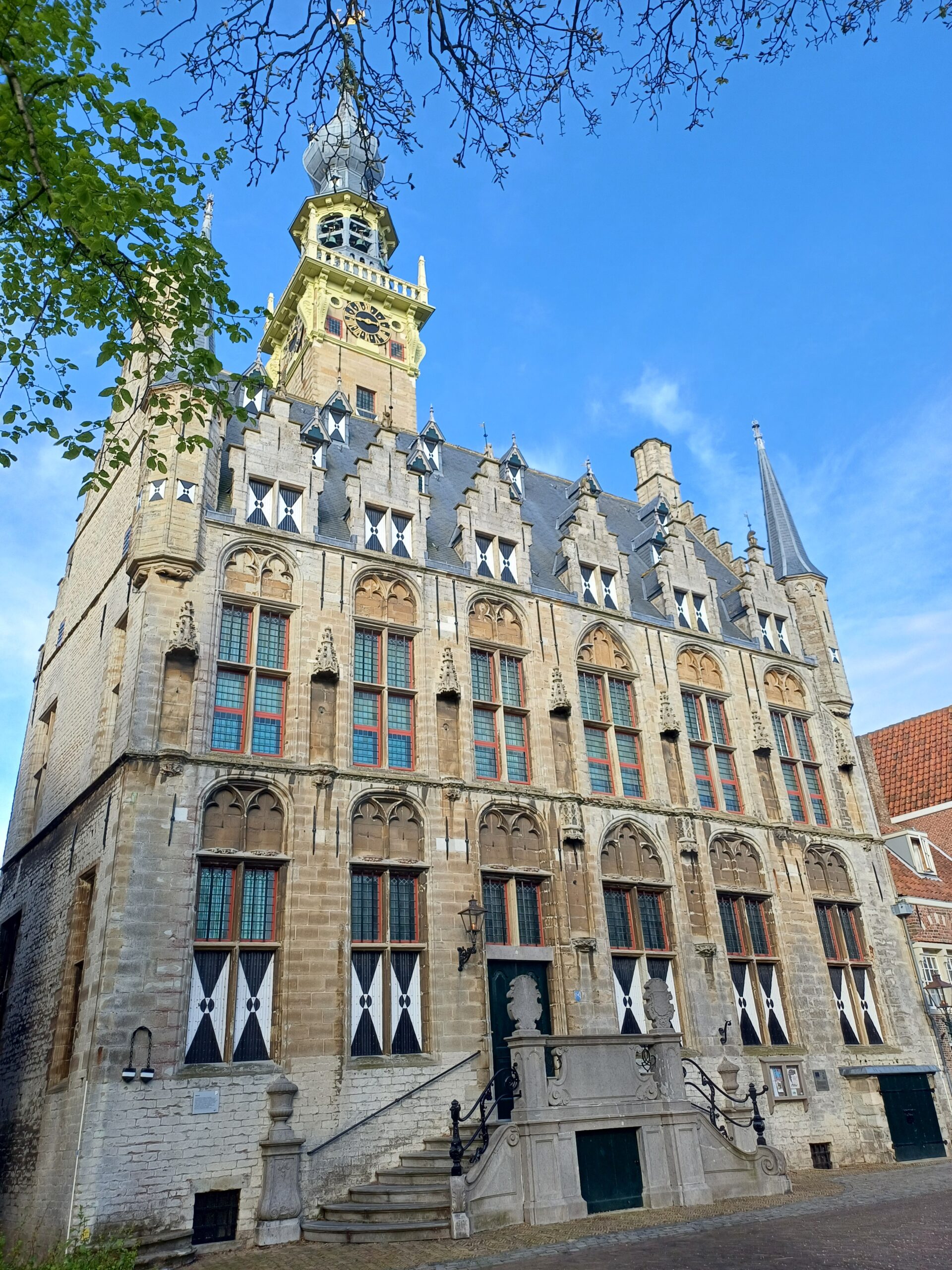 Het stadhuis is een laatgotisch rechthoekig gebouw met uitgekraagde kleine torens aan de voorzijde. De gevel van ledesteen, is nog vrijwel in de oorspronkelijke staat. Vermoedelijk zijn de dakkapellen een latere toevoeging. De ingang bevindt zich op een Lodewijk XV bordes. Achter het stadhuis staat de klokkentoren.