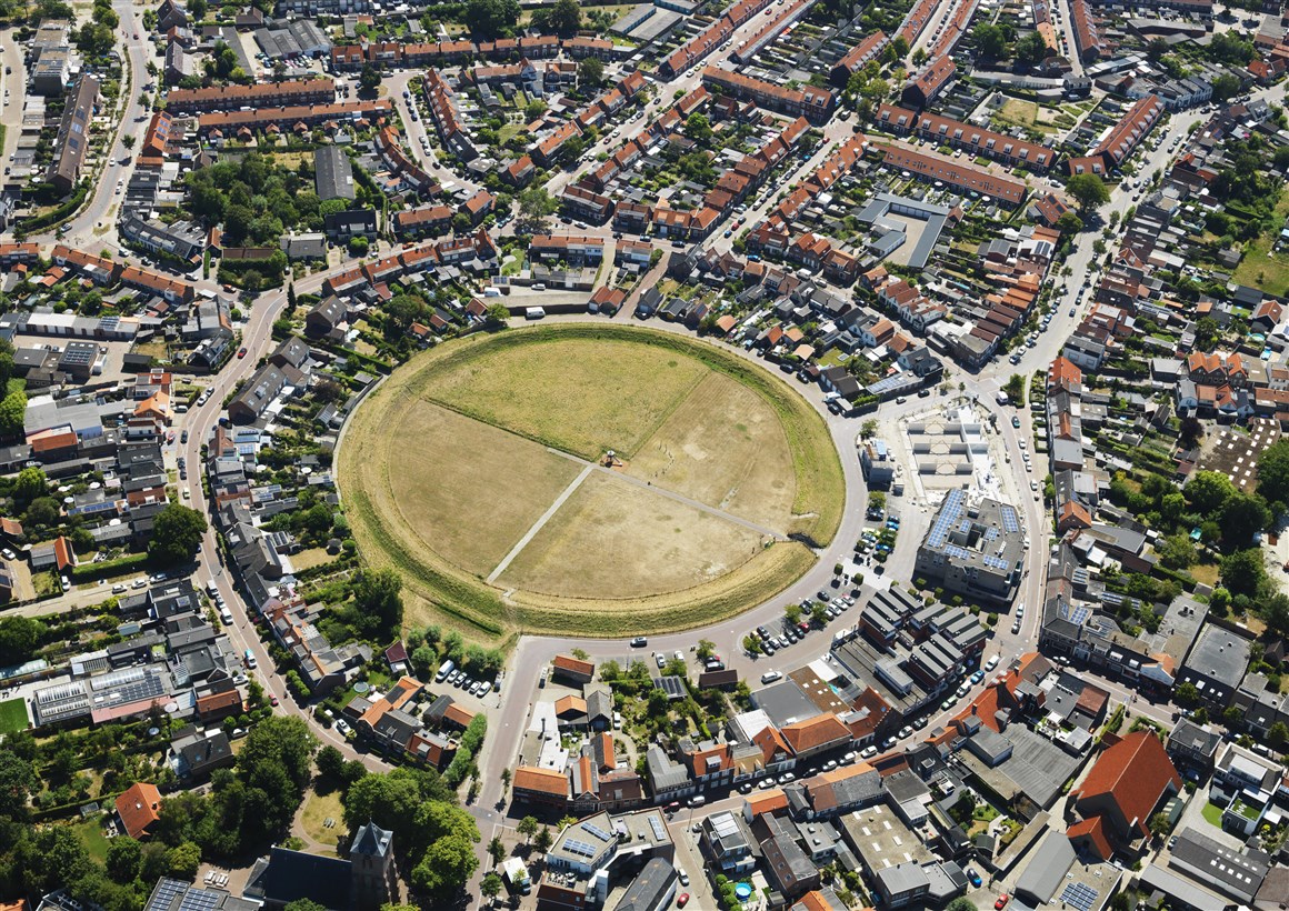 Luchtfoto van de ringwalburg in Oost-Souburg. De aarden wal aan de rand van de cirkel is in 1994 gereconstrueerd en geeft een goed beeld van hoe het verdedigingswerk er ooit uit heeft gezien.
