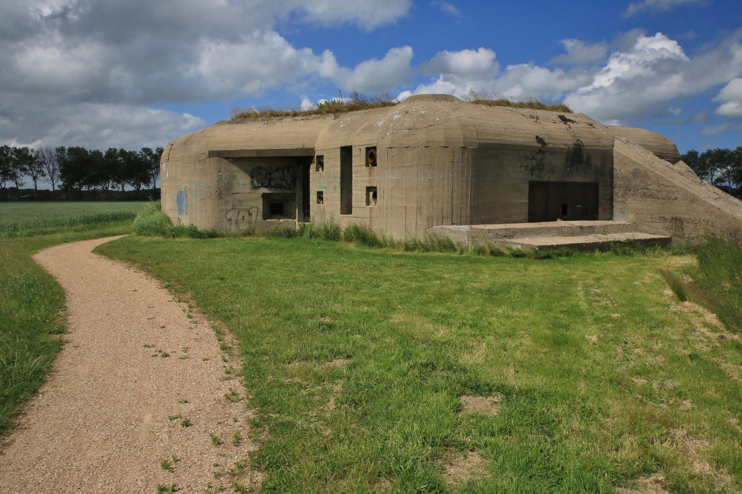 Een betonnen bunker in het landschap.