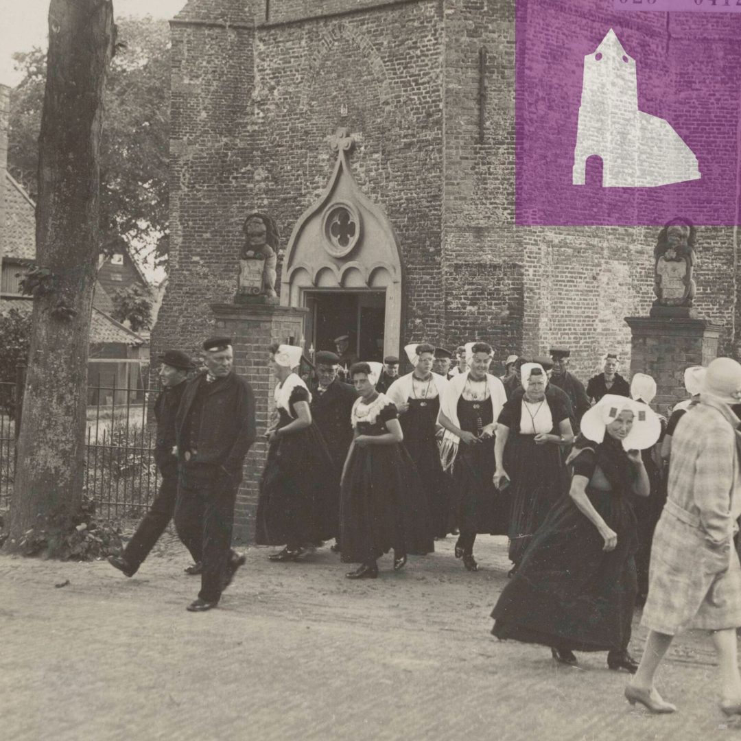 Een zwart wit foto van een Hervormde kerk die uitgaat. Er komen zowel mannen als vrouwen uit de kerk, allen in Zeeuwse dracht. Rechts bovenin het icoon van onze erfgoedlijn Heren en kerken. De tegel is paars, met in het wit een kerkgebouw.
