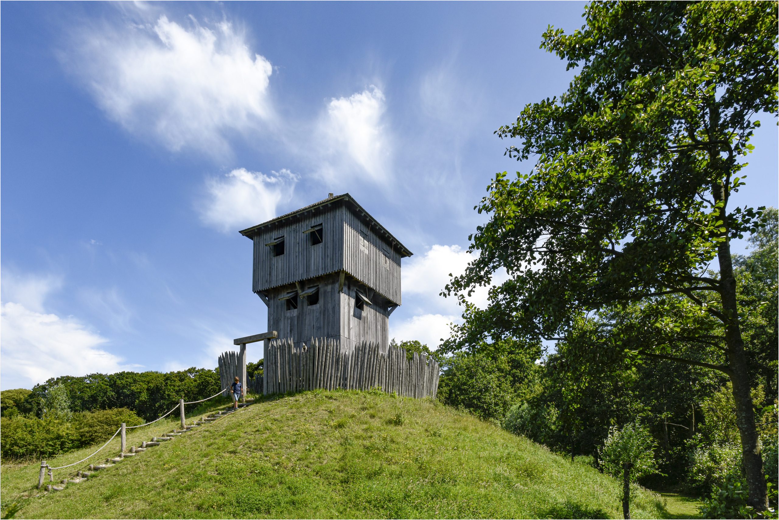 Een houten reconstructie van een Mottekasteel op een vliedberg.