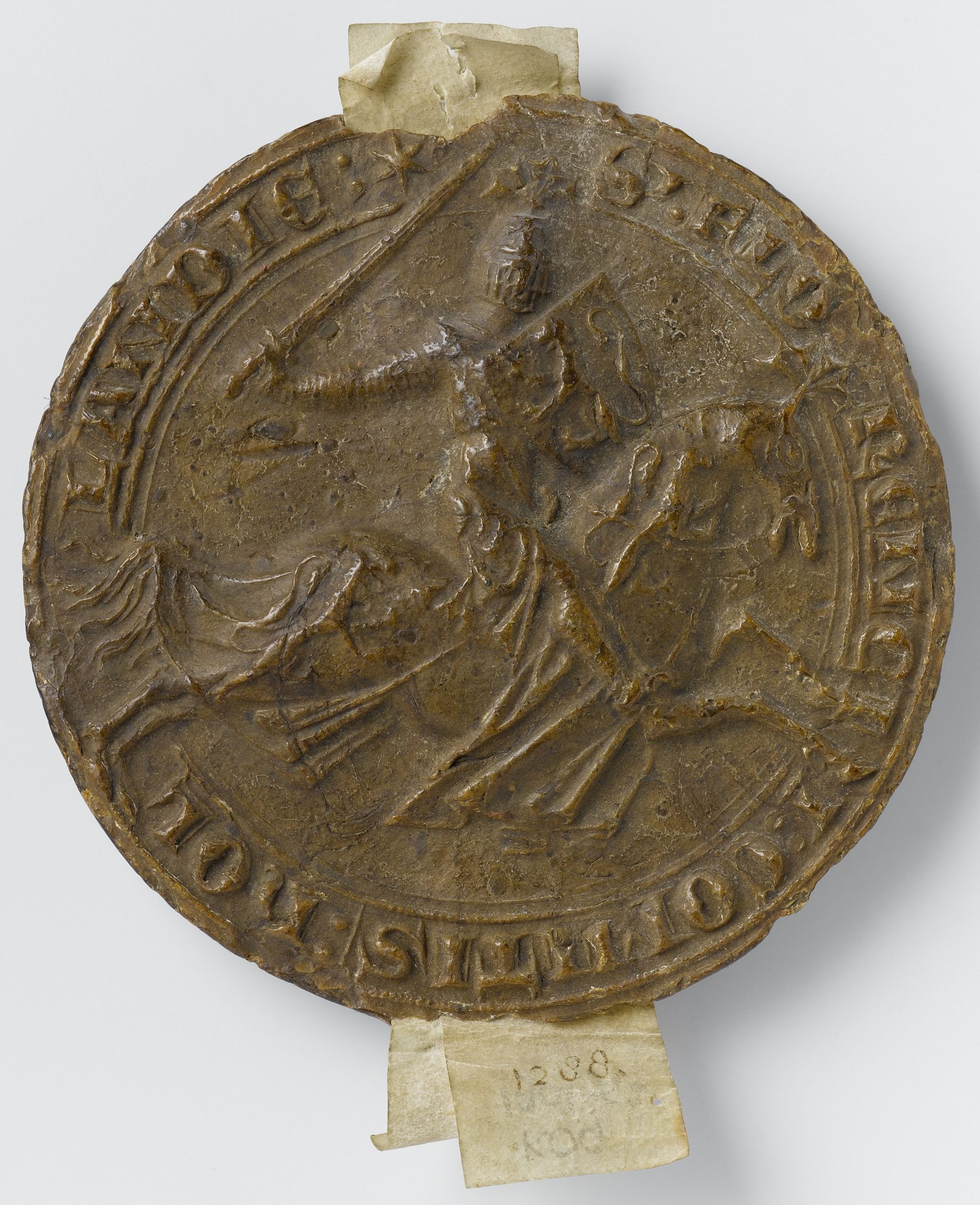 Zegel met tegenzegel in bruine was van graaf Floris V van Holland. Voorzijde: een naar rechts galopperend paard met een man in volle wapenrusting. De man heeft een zwaard in de opgeheven rechterhand en in de linkerhand een 'petit écu' met heraldisch embleem. Keerzijde: wapenschild.
