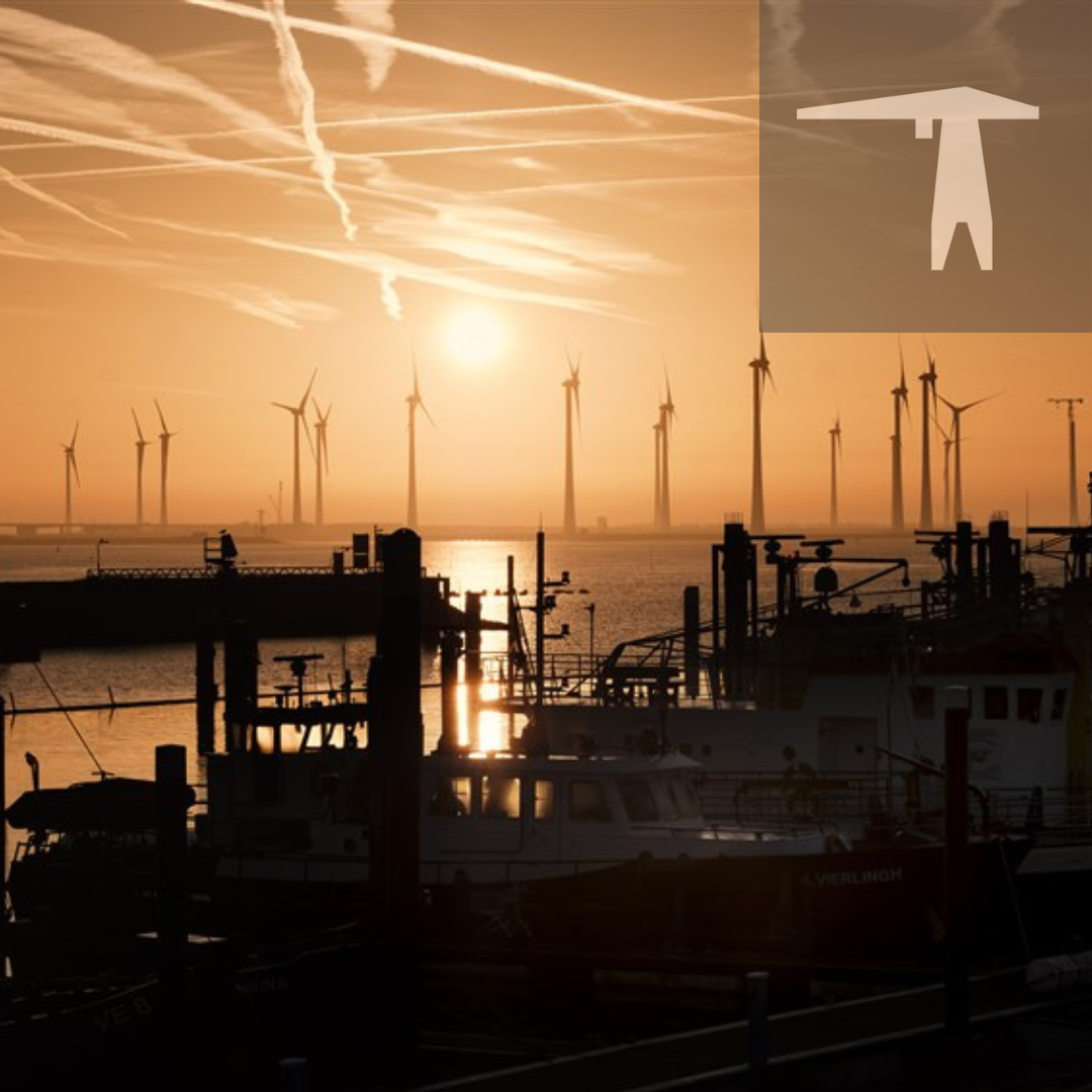 Een foto van windmolenpark bij zonsondergang. Op de voorgrond lijken schepen te zien te zijn, maar deze zijn door de schaduwen moeilijk te onderscheiden. Recht boven in het icoon voor onze Erfgoedlijn Nieuw Zeeland, met in het wit een kraan.