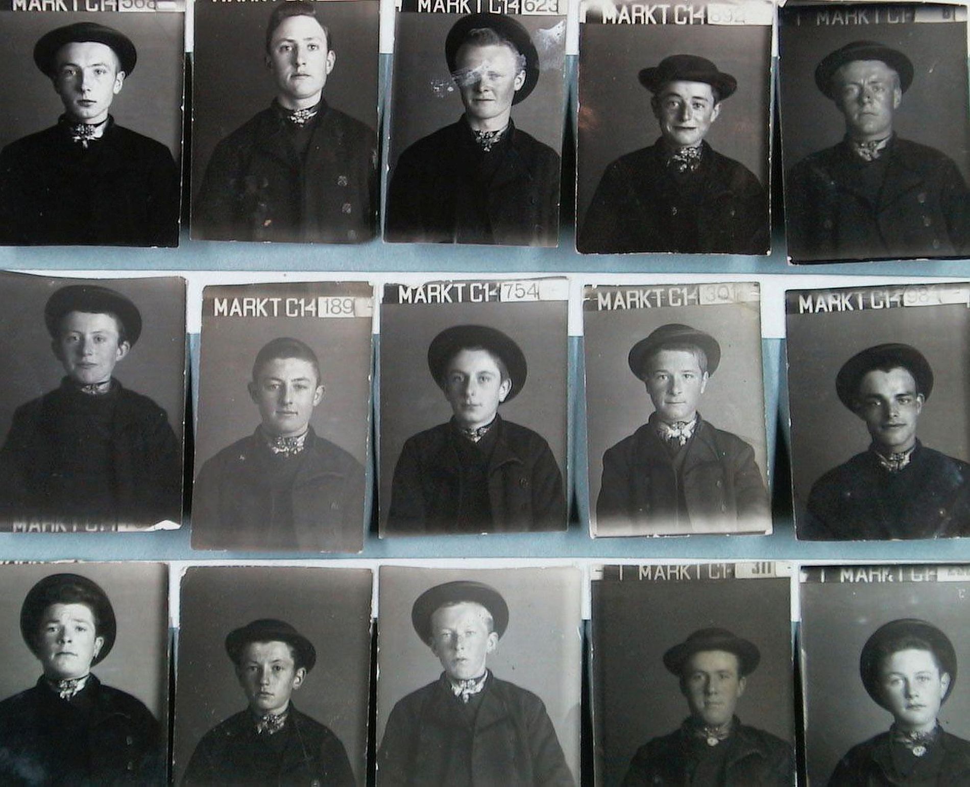 Vijftien zwart-witte pasfoto's van jonge mannen in Walcherse dracht, ca. 1930.