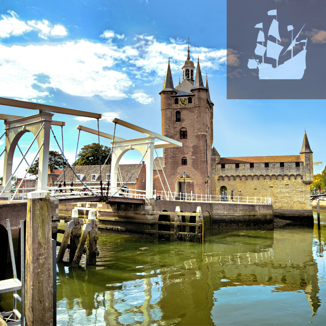 Een foto van de Zuidhavenpoort in Zierikzee met op de voorgrond een ophaalbrug over het water. De poort is 15e-eeuws en heeft een bakstenen poortgebouw met vier hoektorens. In het koepeltorentje, dat in 1858 vernieuwd werd, hangt het oudste carillon van Nederland (1554), afkomstig uit het oude stadhuis. Rechts bovenin het icoon van onze erfgoedlijn Poort naar de wereld. Deze bruine tegel toont in het wit een 17e-eeuws schip.