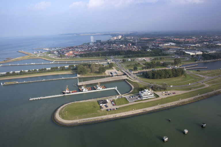 De luchtfoto toont zowel het sluizencomplex met verschillende bruggen en wegen op de voorgrond als het centrum van Terneuzen op de achtergrond. Goed te zien is de ligging aan de Westerschelde.