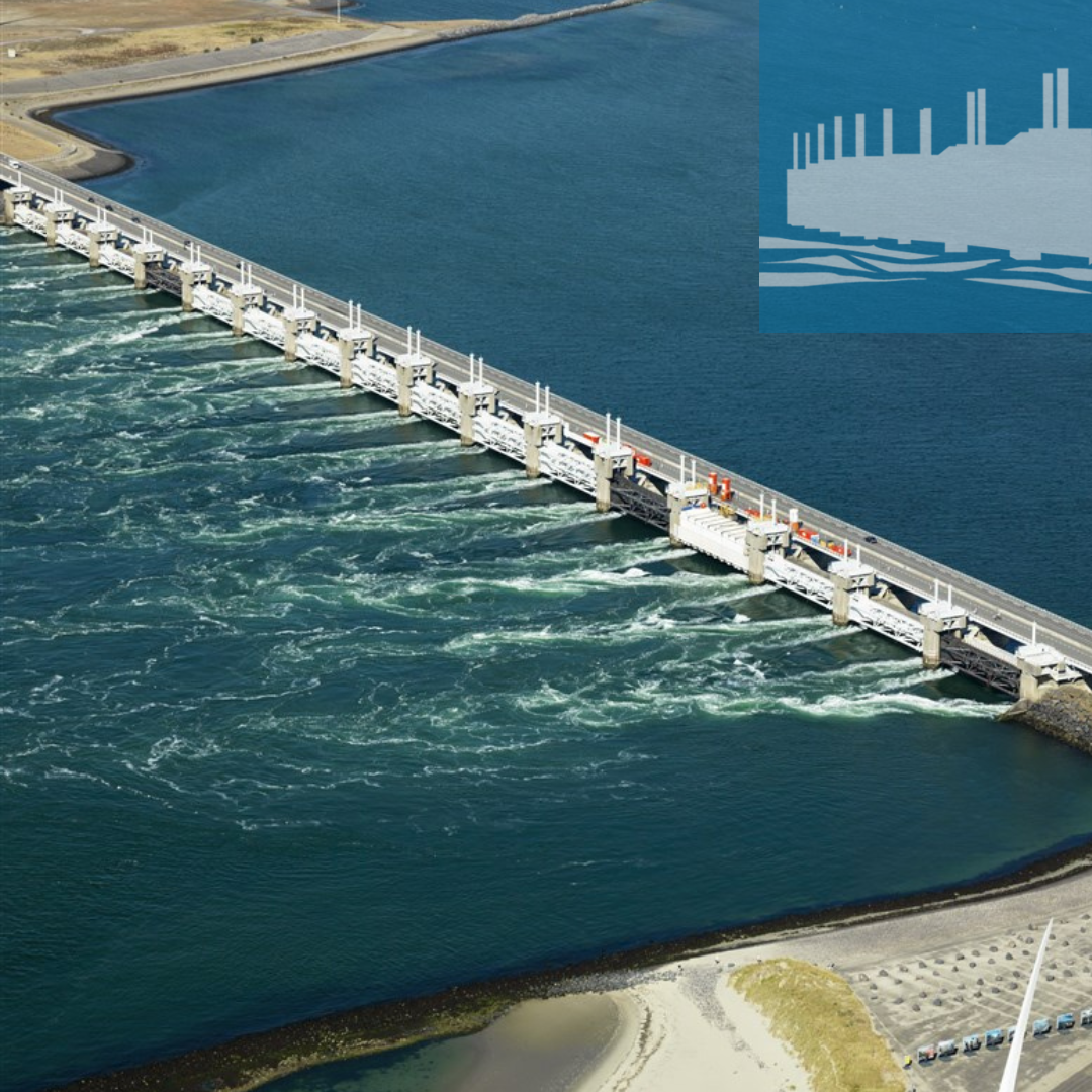 Een foto van een deel van de Oosterscheldekering. Je ziet de pijlers en de weg die er langs loopt. Rechts bovenin het icoon van onze erfgoedlijn Strijd tegen het water. Dit icoon is blauw met in het wit de Oosterscheldekering en wat golven.