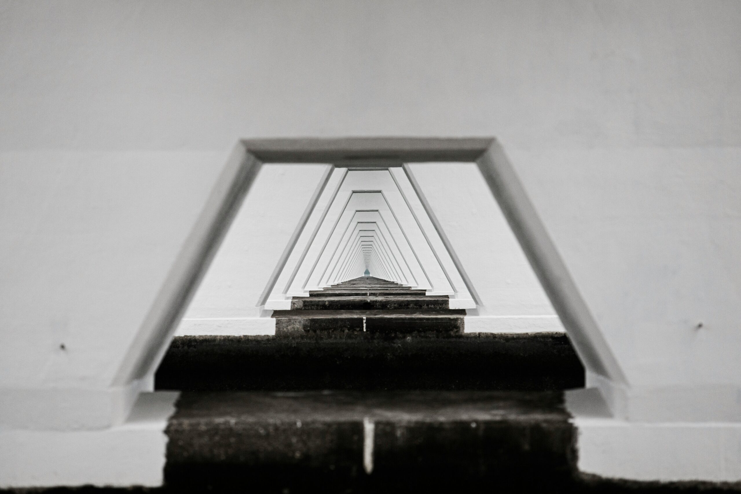 Een kunstzinnig doorkijkje door de witte driehoekige pijlers die de Zeelandbrug ondersteunen.