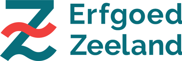 Logo van Erfgoed Zeeland. Links het merkteken: een groenblauwe Z met een rood golfje door het midden van de schuine streep. Rechts boven elkaar de woorden Erfgoed Zeeland.